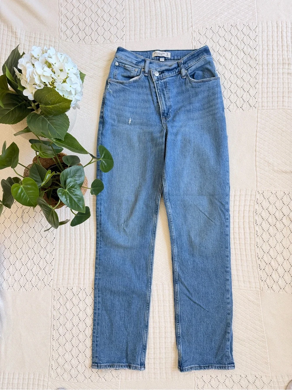 Abercrombie & Fitch Curve Love 90s Straight High Rise Blue cross over Jeans